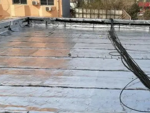 新蔡卫生间漏水维修公司分享下新蔡屋面楼顶防水刚性防水层施工要点。